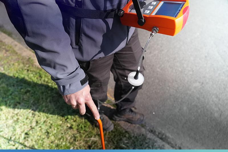 Technicien en détection de réseau enterré sur le terrain
