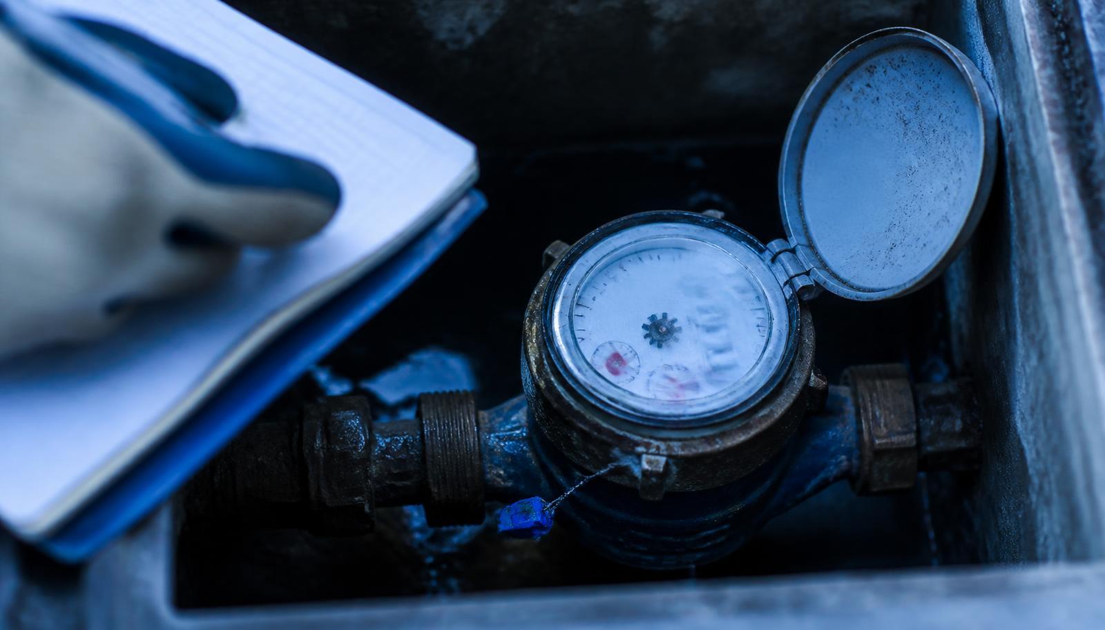 Compteur d'eau relevé par un technicien lors d'une recherche de surconsommation