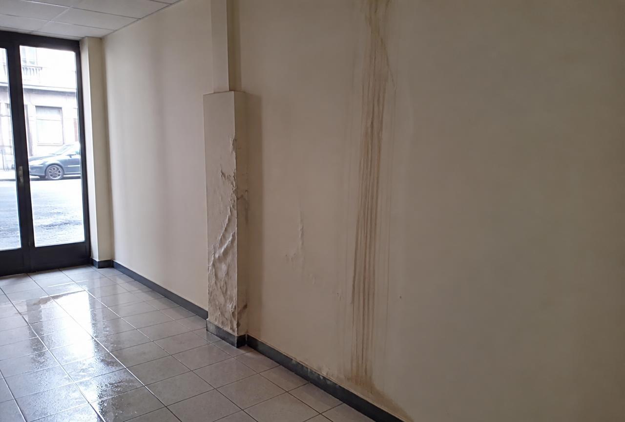 Coulure d'eau le long d'une gaine dans le hall d'un immeuble de Courbevoie