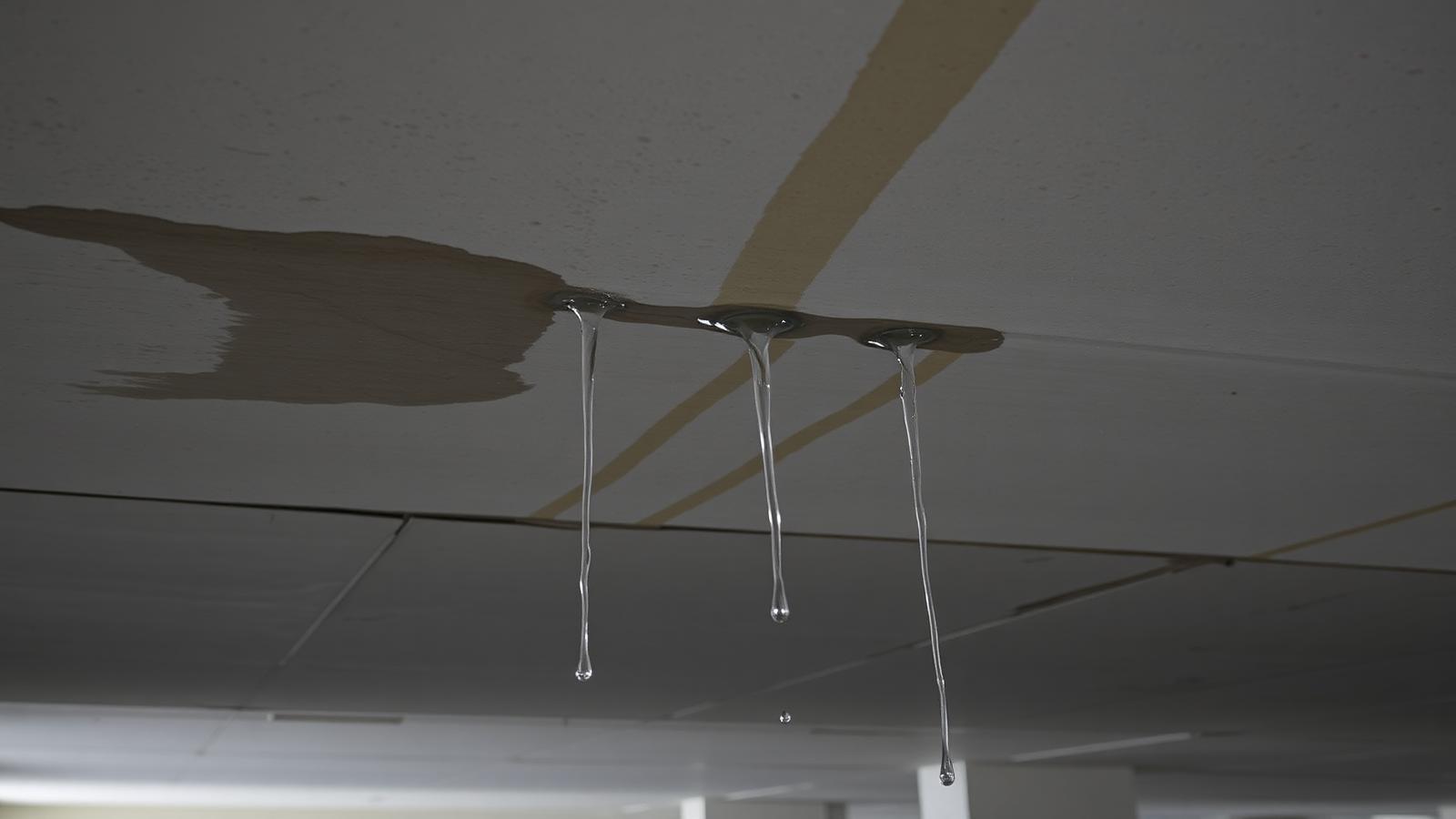 Infiltration au plafond d'un parking souterrain à Puteaux