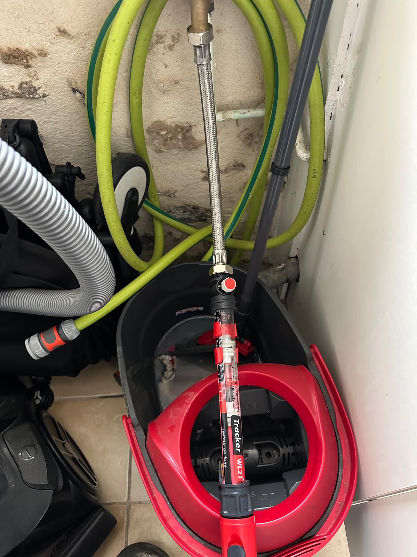 Testeur de fuite Tracker WL21 raccordé sur arrivée d'eau en sous-sol
